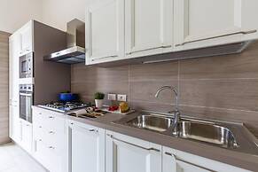 Chiara Modern Apartment by Wonderful Italy