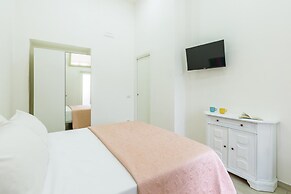 Chiara Modern Apartment by Wonderful Italy