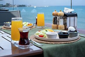 Tropic Beach Club Side