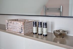 The Tower, 5 Corisande Manor