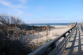 Cozy Bay View Oceanside 1 Bedroom Cottage by RedAwning