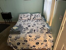 Cozy Bay View Oceanside 1 Bedroom Cottage by RedAwning
