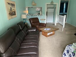 Cozy Bay View Oceanside 1 Bedroom Cottage by RedAwning