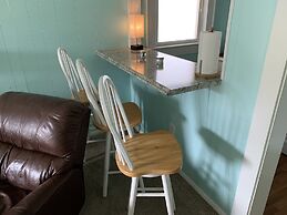 Cozy Bay View Oceanside 1 Bedroom Cottage by RedAwning