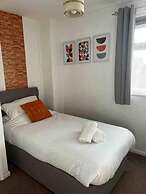 Spacious 3-bed House in Swindon