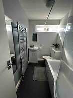 Spacious 3-bed House in Swindon
