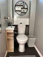 Spacious 3-bed House in Swindon