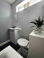 Spacious 3-bed House in Swindon