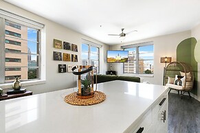 Luxury 2-Bedroom Condo Steps Away from the French Quarter