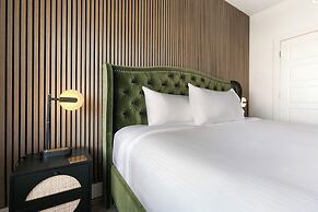 Luxury 2-Bedroom Condo Steps Away from the French Quarter