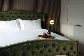 Luxury 2-Bedroom Condo Steps Away from the French Quarter