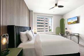 Luxury 2-Bedroom Condo Steps Away from the French Quarter