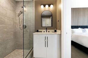 Luxury 2-Bedroom Condo Steps Away from the French Quarter