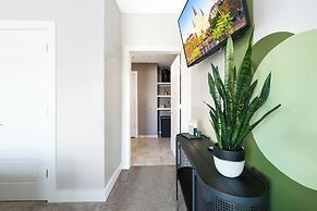 Luxury 2-Bedroom Condo Steps Away from the French Quarter