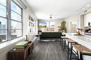 Luxury 2-Bedroom Condo Steps Away from the French Quarter