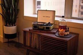 Luxury 2-Bedroom Condo Steps Away from the French Quarter