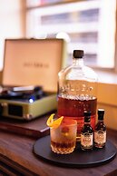 Luxury 2-Bedroom Condo Steps Away from the French Quarter