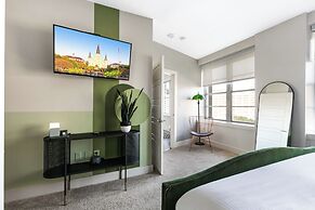 Luxury 2-Bedroom Condo Steps Away from the French Quarter