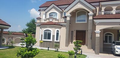 Entire 6-bed Garden Villa