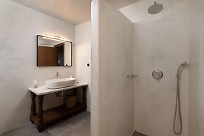 Kalathos Square Luxury Suites