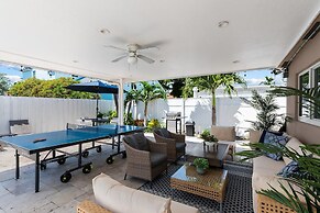 6 BR With Heated Pool Close to Beach