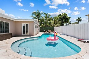 6 BR With Heated Pool Close to Beach