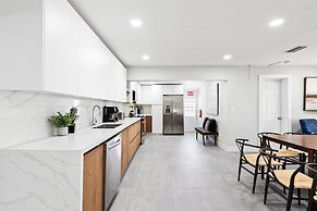 6 BR With Heated Pool Close to Beach