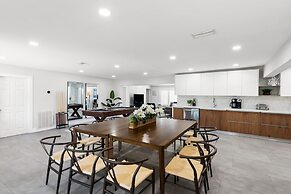 6 BR With Heated Pool Close to Beach