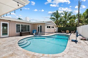6 BR With Heated Pool Close to Beach