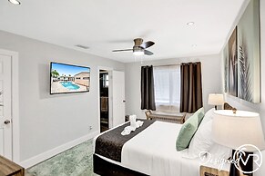 6 BR With Heated Pool Close to Beach