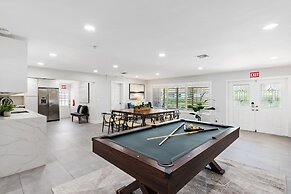 6 BR With Heated Pool Close to Beach