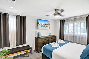 6 BR With Heated Pool Close to Beach