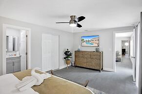 6 BR With Heated Pool Close to Beach