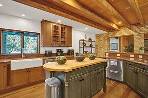 8BR Gem With Pool, Lake View & Tons of Amenities!