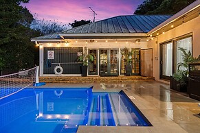 8BR Gem With Pool, Lake View & Tons of Amenities!