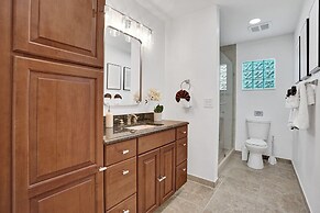 8BR Gem With Pool, Lake View & Tons of Amenities!