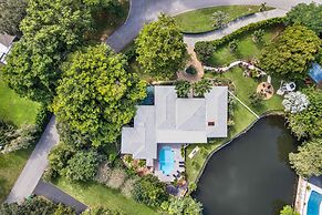8BR Gem With Pool, Lake View & Tons of Amenities!