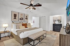 8BR Gem With Pool, Lake View & Tons of Amenities!