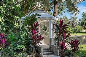 8BR Gem With Pool, Lake View & Tons of Amenities!