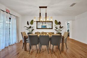 8BR Gem With Pool, Lake View & Tons of Amenities!