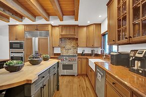 8BR Gem With Pool, Lake View & Tons of Amenities!