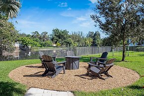 8BR Gem With Pool, Lake View & Tons of Amenities!