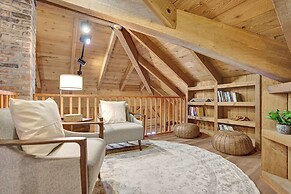 8BR Gem With Pool, Lake View & Tons of Amenities!