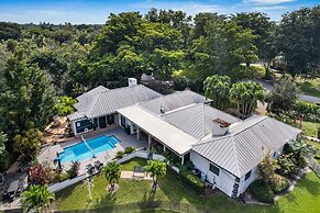 8BR Gem With Pool, Lake View & Tons of Amenities!