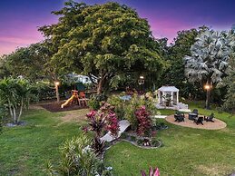 8BR Gem With Pool, Lake View & Tons of Amenities!