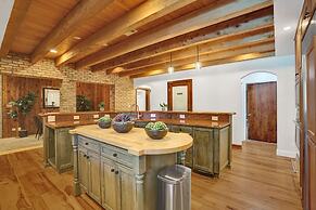 8BR Gem With Pool, Lake View & Tons of Amenities!