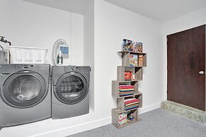 8BR Gem With Pool, Lake View & Tons of Amenities!