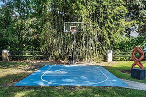 8BR Gem With Pool, Lake View & Tons of Amenities!