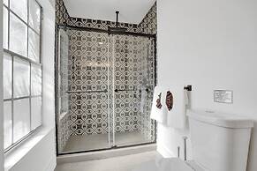 8BR Gem With Pool, Lake View & Tons of Amenities!