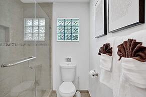 8BR Gem With Pool, Lake View & Tons of Amenities!